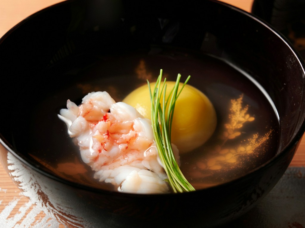 和食の要、だしは極上の素材で丁寧にとります				