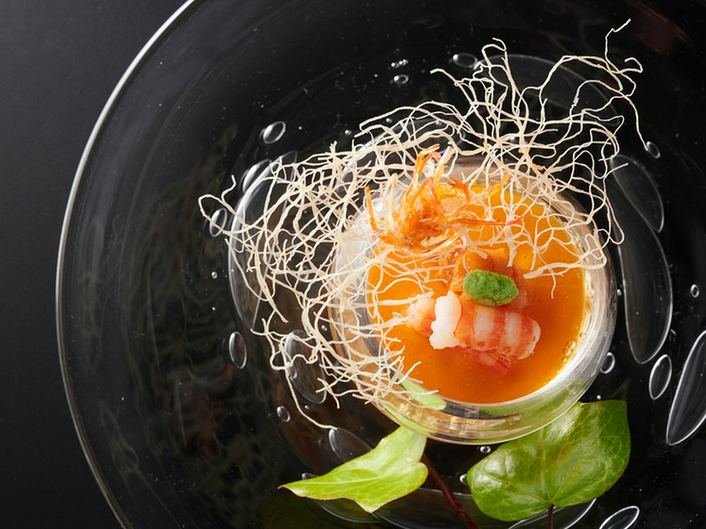 地元の卵を華やかな先付に『雲丹と恵壽卵のムース』