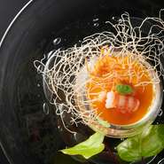 コース『柳花』（全8品）の名刺代わりの一皿。濃いオレンジ色が特徴の“恵壽卵”を使ったムースの上には、生の雲丹や海老の素揚げ、カダイフが乗り、さまざまな食感を楽しませてくれます。
