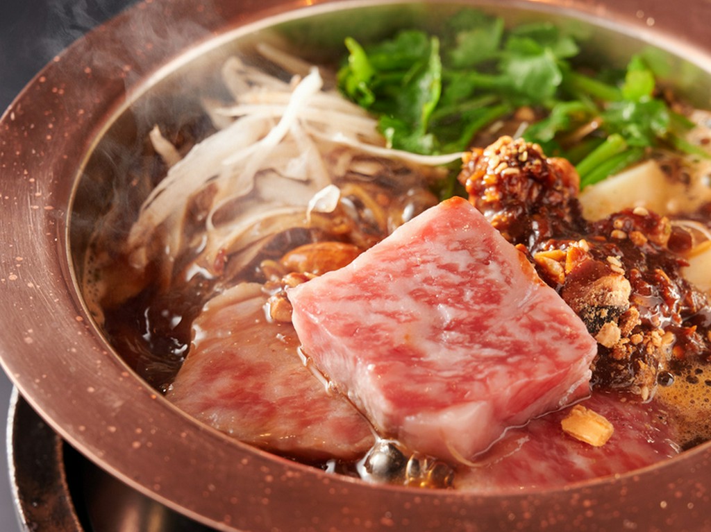牛鍋伝承の地、横浜ならではの歴史を感じながら食す『濱牛鍋　黒毛和牛ロース』