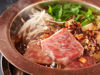 牛鍋伝承の地、横浜ならではの歴史を感じながら食す『濱牛鍋　黒毛和牛ロース』