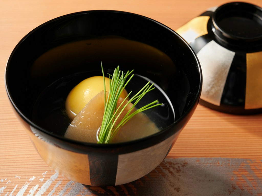 すっぽんのスープを射込んだ変わり椀『すっぽん変わり玉　ふかひれ』