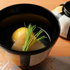 すっぽんのスープを射込んだ変わり椀『すっぽん変わり玉　ふかひれ』