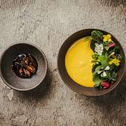 “食は作業ではない、冒険だ。”をテーマに昆虫・野草・ジビエなどを使った新しい食を発信。デンマークで腕を磨いた白鳥シェフが、金・土曜の予約制『地球を味わうコース料理』でドラマチックな美味を供しています。