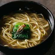 ANTCICADAワールドを気軽に楽しむなら、予約不要で店のシグネチャーのラーメンを味わえる日曜がオススメ。スープや麺など、すべてのパーツにコオロギが使われ、繊細で重層的なおいしさは新しい食体験に！