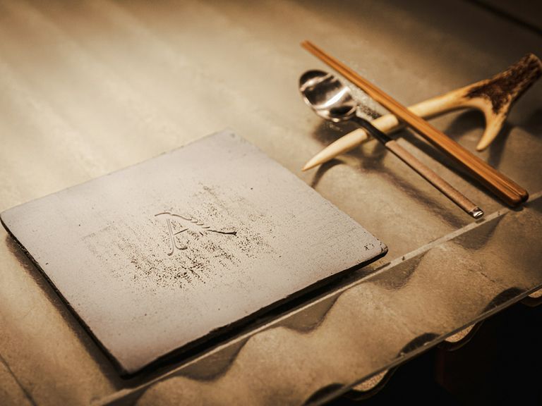 皿などの小物にも遊び心があふれ、まさに食のワンダーランド