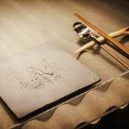 釉薬にカブトムシの糞を混ぜたオリジナルの皿など、器の存在感も格別。カトラリーレストには鹿の角や珊瑚なども登場。ちなみに店名は寓話『アリとキリギリス』の原典『アリとセミ』に由来。その思いはお店で披露！