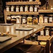 食への好奇心が高い女性が2～3人で楽しむシーンも多い店。全10品の『地球を味わうコース料理』は新しい食材＆料理が次々と登場し、ドラマチックなおいしさ。ドリンクペアリングを付けると、いっそう華やかに。