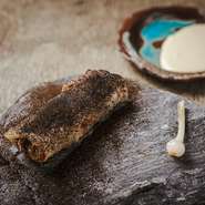 江戸の食文化が花開いた日本橋馬喰町に店を構えることから、伝統食材の料理も探求。シンプルな味付けのドジョウは、本来のおいしさと個性が輝く、驚きのおいしさ。のびるの発酵ピクルスを添えて。コース後半の一例。