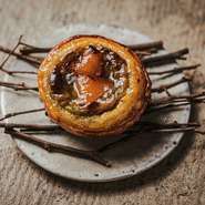 昔から漢方として重用されるカイコのフン「蚕沙（さんしゃ）」をカスタードに練り込み、風味と栄養をアップ。抹茶のような香り、奥行きのあるおいしさ、優しい余韻が〆にぴったり。コース料理のデザートの一例。