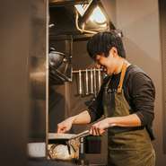 コースの提供時には、カウンターを介して、食材や料理のご案内を行っています。新しい食を楽しむ時間を共有し、食の世界が広がる機会をお届けするのがスタッフの願い。興味があることなど、どんどんご質問ください！