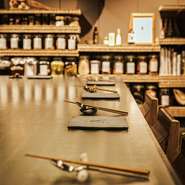 世界でも、ここだけで味わえる料理と飲み物の宝庫。しかもクオリティがすこぶる高く、繊細かつ重層的なおいしさ。　“食は作業ではない、冒険だ。”のテーマどおり、ワクワク心躍る味覚と、空間＆時を満喫できます。