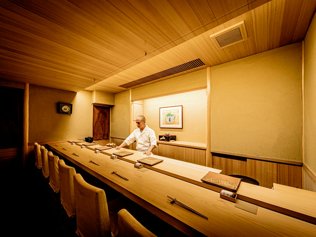 すきっとした白木が美しいカウンターが気持ちいい				