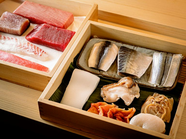 木箱に美しくならべられるその日のネタ			
