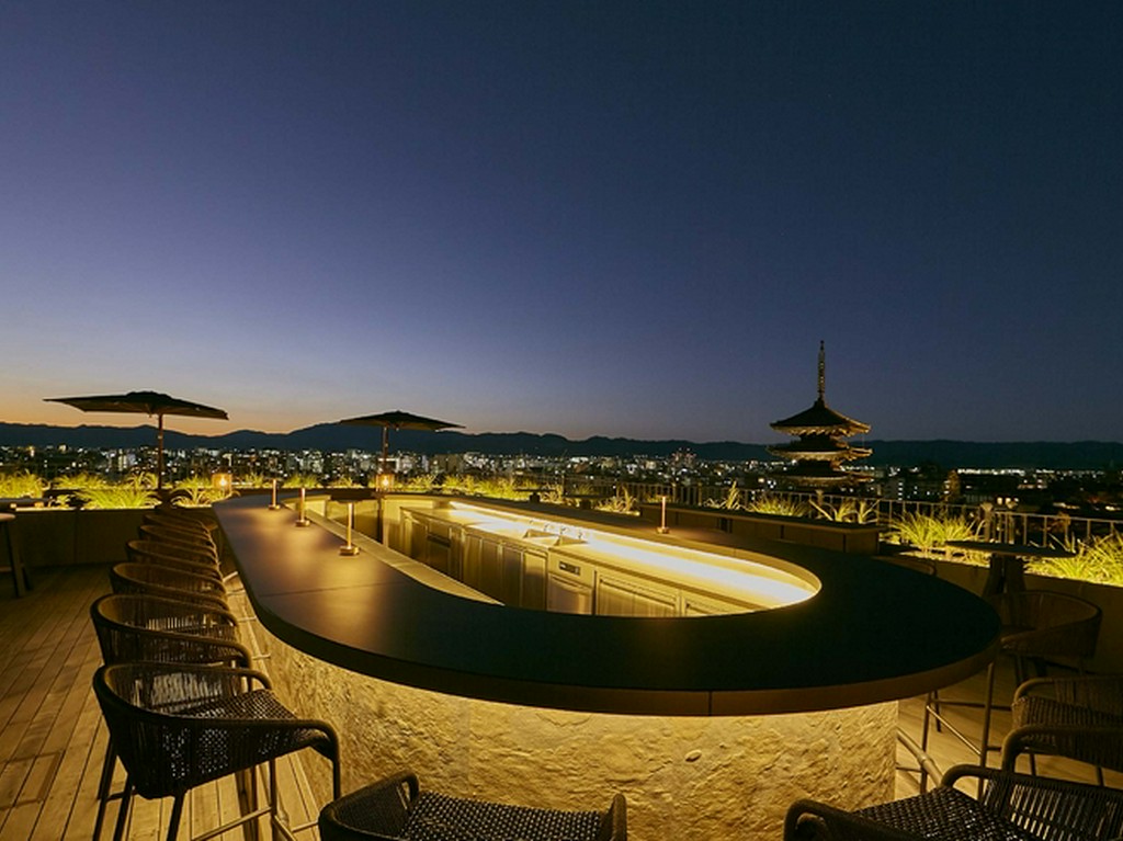 女性の一人客も多く、気分で使い分けたい二つのカウンター