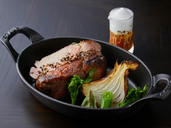 お酒だけでなく、料理もしっかりと味わえる 『京もち豚と新玉ねぎのロースト』