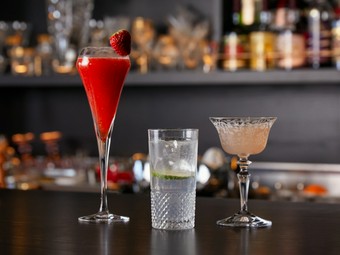 オーソドックスなものでありながらも特別な、メインバーのカクテル