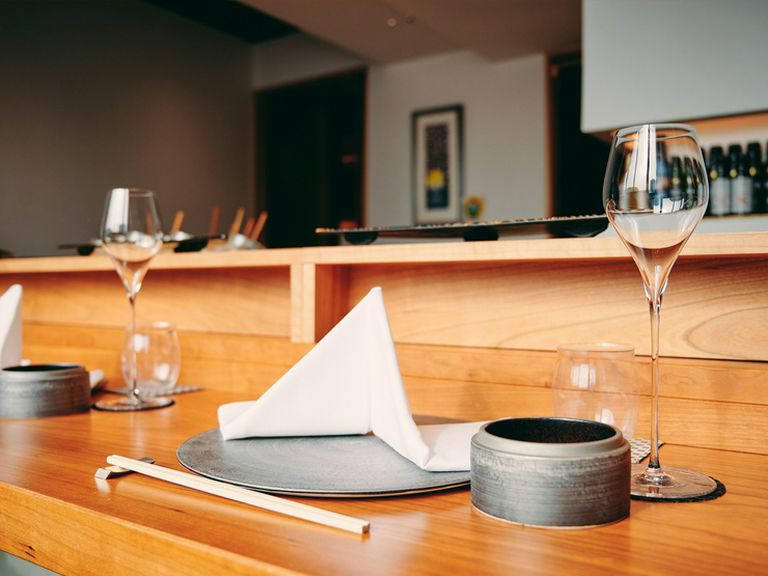 一人でもくつろげるカウンター席