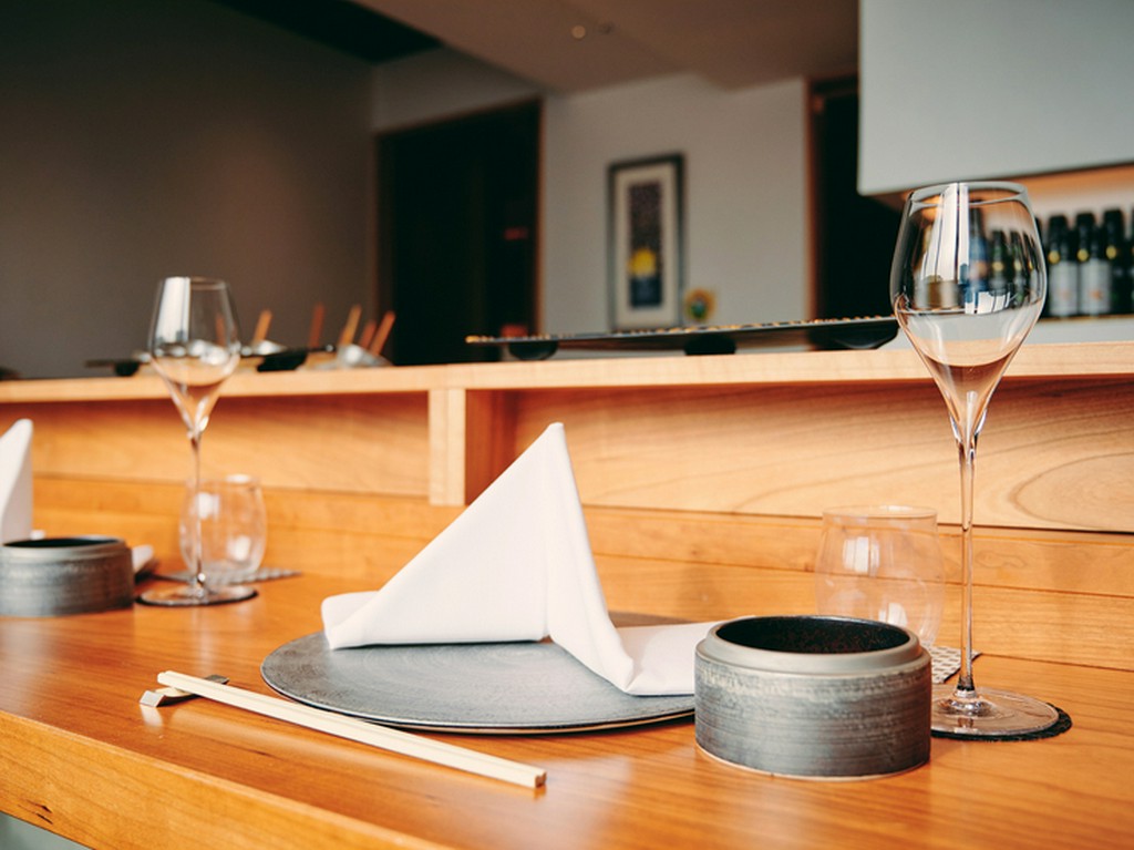 一人でもくつろげるカウンター席　				