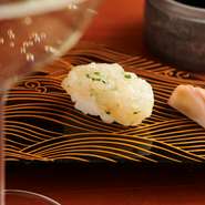 米は山形県の「つや姫」。酢は、米酢、赤酢など３種類をネタによって使い分け、さらに、その酢飯とネタにあわせて、オイルと塩を使い分けてゆきます。今までにない新しい「寿し」の世界をご堪能ください。			