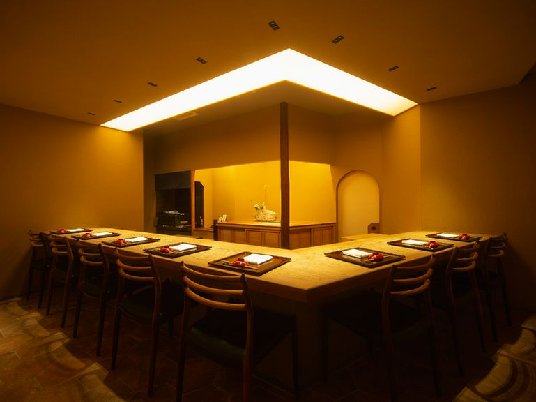 扉を開けると、そこは京都。静謐なカウンターが迎えます