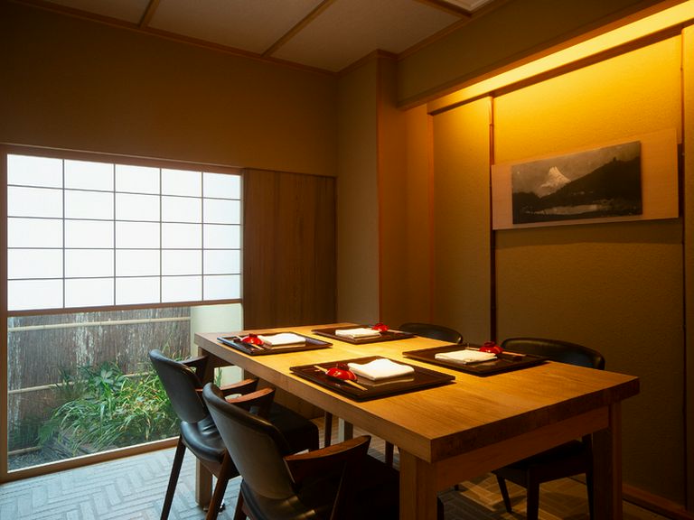 坪庭を眺められる個室は会食にぴったり				