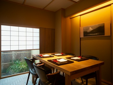 坪庭を眺められる個室は会食にぴったり				