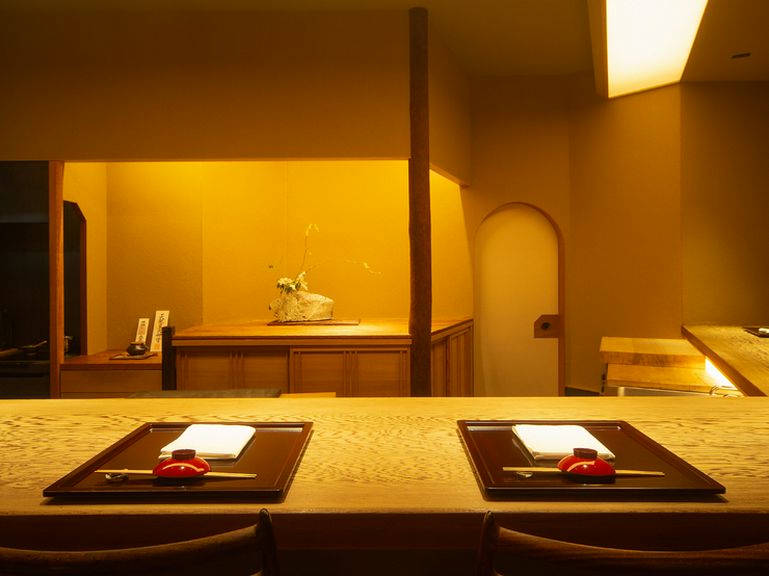 カウンターに座り、目の前で盛り付けられる料理を見る幸せ