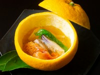 柑橘の爽やかな香りと貝の食感が春の味『夏みかんの貝寄せ』