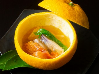 柑橘の爽やかな香りと貝の食感が春の味『夏みかんの貝寄せ』