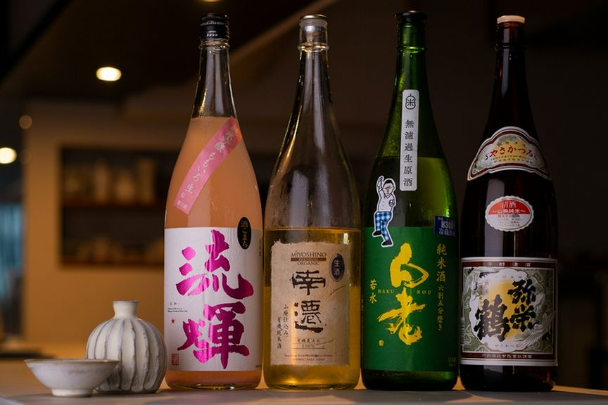 約80銘柄を揃え、料理とお酒が互いを高め合うペアリングを探究