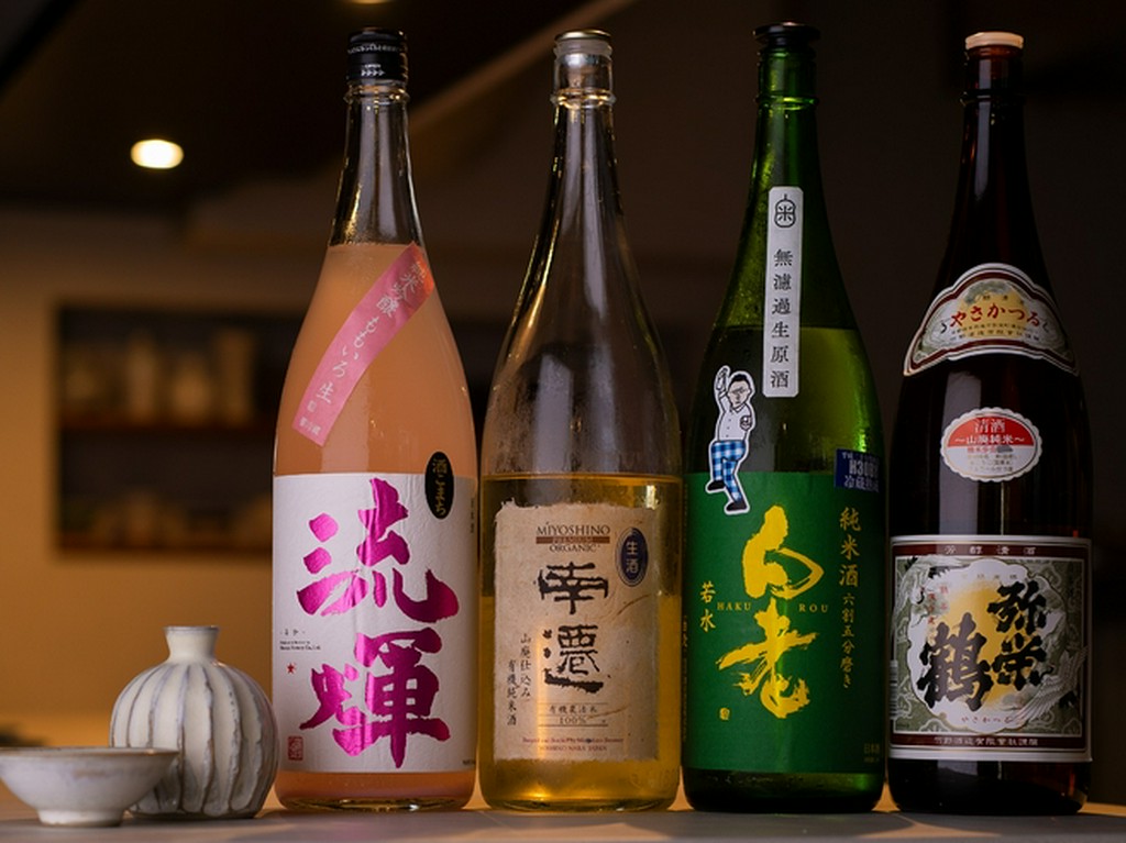 約80銘柄を揃え、料理とお酒が互いを高め合うペアリングを探究