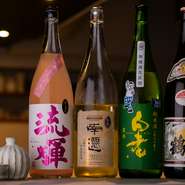 全国の名蔵元が醸す地酒を80種ほど用意し、その日の料理に合うお酒と調理法を日々考え、実際に試したうえで提供。冷酒・常温・燗など温度帯や酒器もさまざま。人気の「口中燗」はぜひ、お店で体験を！