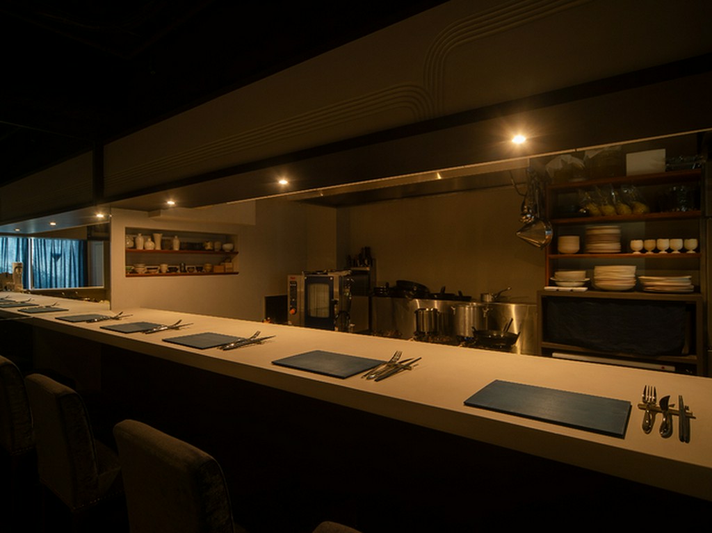 恵比寿駅近くのビル7階の隠れ家で、身も心も踊る食体験が叶う