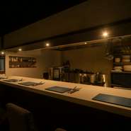 2021年3月、恵比寿駅近くに誕生以来、圧倒的な実力と楽しさでファンを増やす店。店名にこめた「作り手と食べ手との『間』を、料理と酒で『縁』へと紡ぐ」思いの通り、食を通して美味しい縁を紡げます。