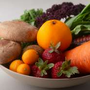 井戸シェフとお酒担当の御子柴氏に縁がある徳島と長野に足を運び、生産者との絆を紡いで、季節の食材を直送仕入れ。東京にはあまり出回っていない素材も続々登場。一皿×一杯のペアリングコース2種で楽しめます。