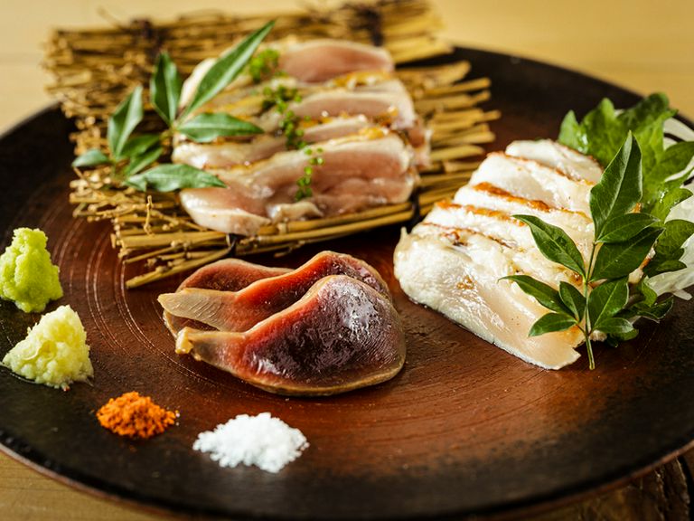 部位の食べ比べも楽しい! 鮮度抜群の黒岩土鶏を炭火でたたきに『宮崎直送 黒岩土鶏のたたき盛り合わせ』