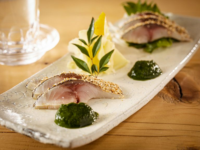 爽やかな春菊ピュレでいただく、自家製の〆鯖『炙り〆鯖 春菊醤油仕立て』