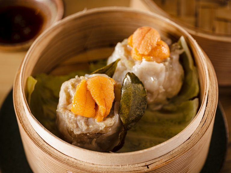 焼売には、まろやかな雲丹とライムリーフの香りをプラス『雲丹のせ笹豚焼売 ライムリーフの香り』