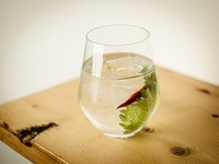 グラスに入れた唐辛子を金魚に見立て
た飲み方。鹿児島産紅芋を使用した大和桜の甘味にピリッと辛い唐辛子、大葉の爽やかさが相性抜群。