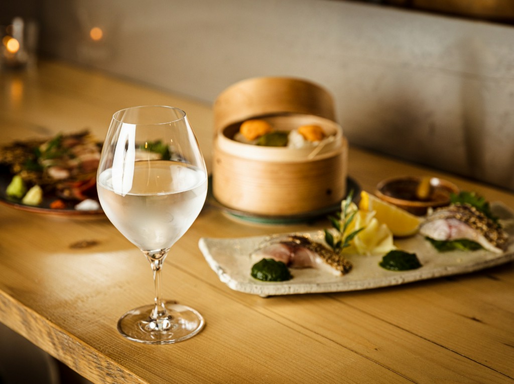 焼酎をワイングラスで提供