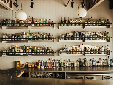 世界地図のように並べられた、各国のジンが約110種類