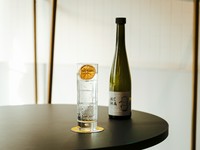 カクテルバーNemanjaの北條氏による日本初のノンアルコールジン。長野県の無農薬栽培のバラ2種、ジュニパーベリー、ラベンダー、スパイス、八ヶ岳山麓の湧水を使用。ノンアルコールとは思えないほど重厚で華やか。