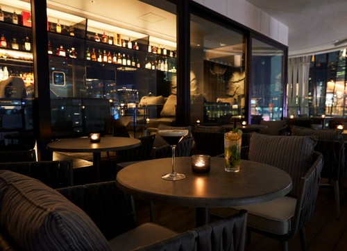 グレイルームテラス席