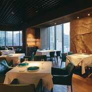 銀座駅から徒歩4分、高層ビルの10階に位置する【SPICE LAB TOKYO】。シックで落ち着いた雰囲気の店内には、随所にターコイズブルーの椅子や食器が配され、上質かつほんのりエキゾチック。非日常空間が広がります。