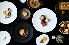 シグネチャーメニューのビリヤニや、肉料理、魚料理で構成された全9品のディナーコース。
