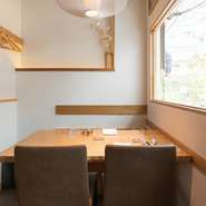 カウンター席にて、大切なパートナーの横顔を見ながらお食事を楽しんでいただけます。