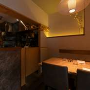 店内のメインダイニングは、キッチン前のカウンター。シェフが料理する様子をみながら、その日のおすすめをアラカルトで選ぶのは、このお店ならではの楽しみ。ランチでもディナーでも心地よい空気が流れています。