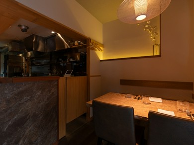 カウンターでシェフと話しをしながら楽しく食事			