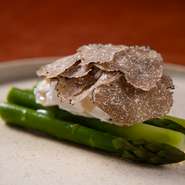 ホワイトアスパラ、グリーンアスパラ、山菜各種ございます。暖かくなっていき春の息吹を感じる食材揃えております。春野菜沢山ご用意しております。